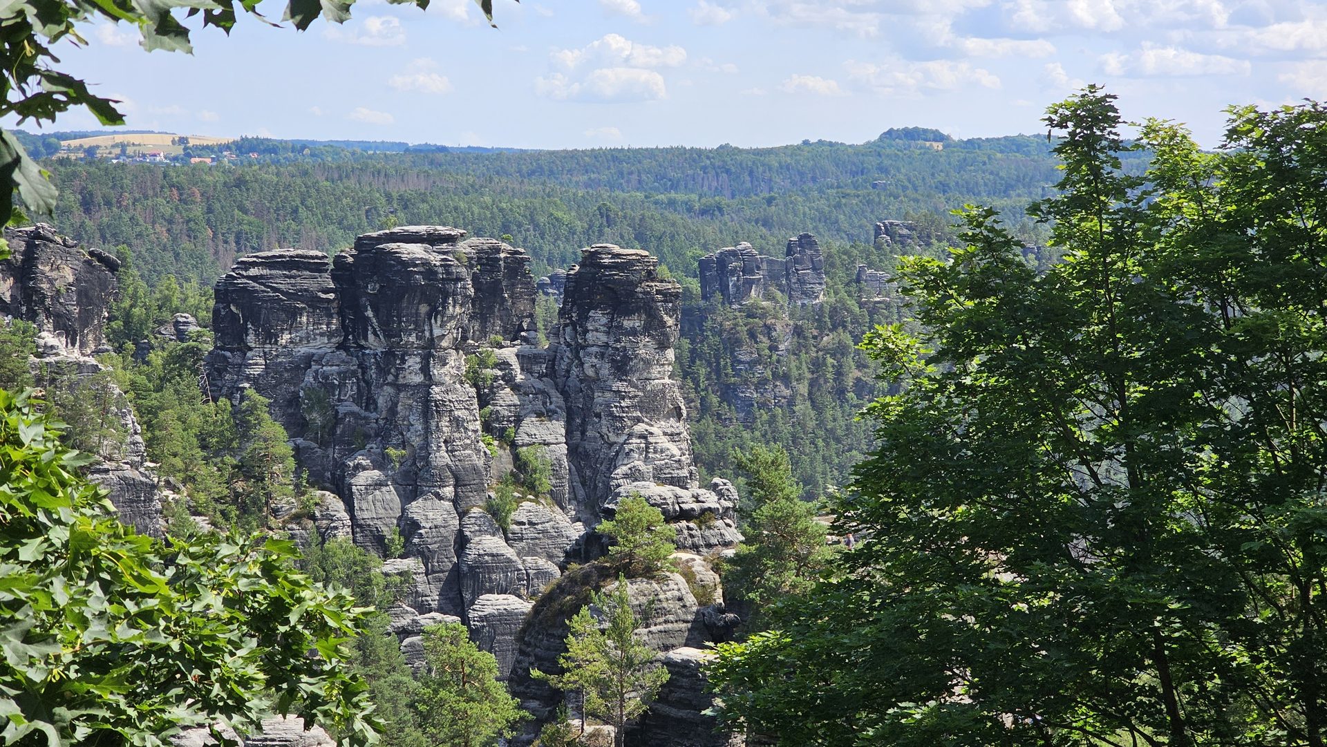 Freistehende Sandsteintürme der Sächsischen Schweiz vor blauem Himmel